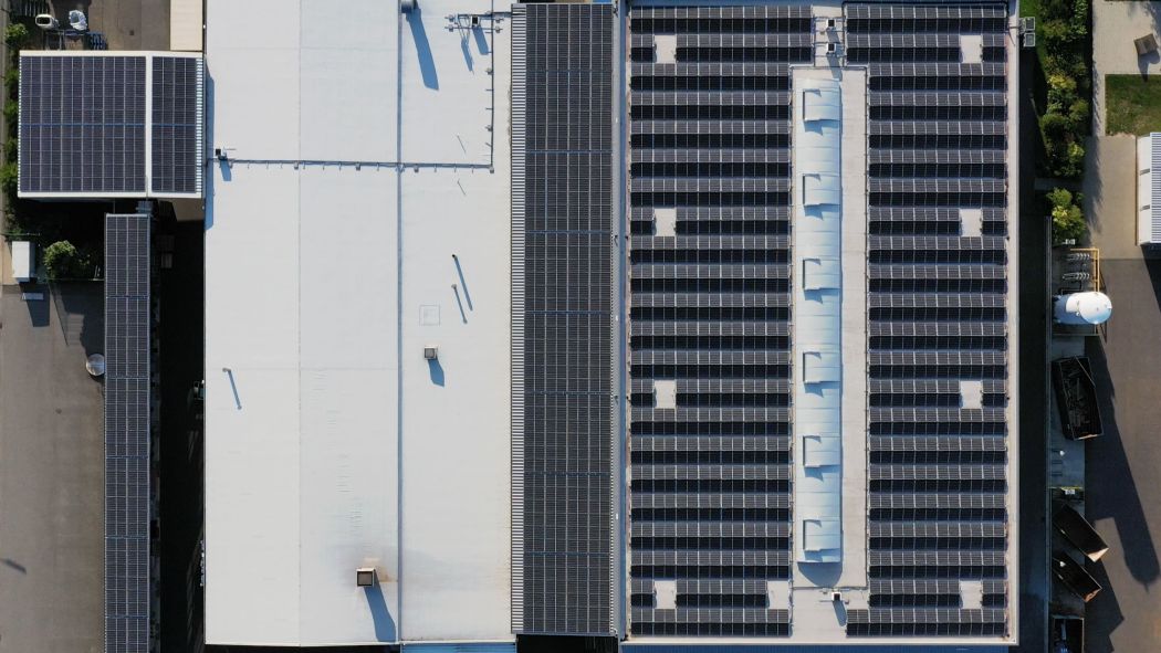 Nachhaltigkeit: Unsere PV-Anlage auf einer Produktionshalle